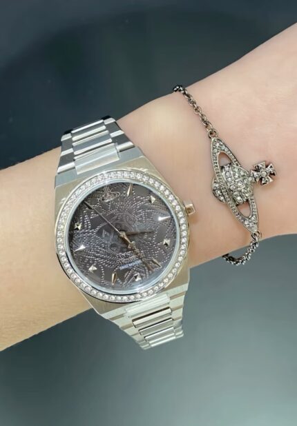 Silver-grey dial with diamond-set relief star, 34mm